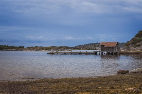 Дерев'яний пірс на шведському узбережжі — стокове фото