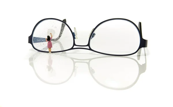 Czyszczenia okularów przez mały kobieta rysunek — Zdjęcie stockowe