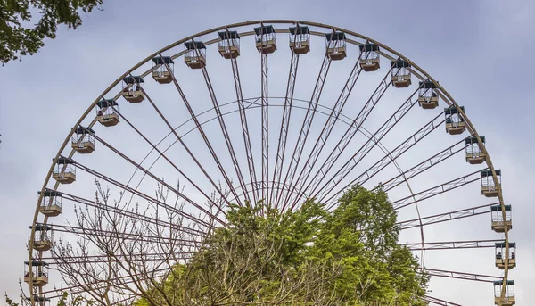 Grande roue dans le parc d'attraction — Photo