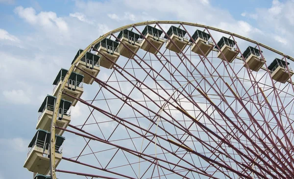 Rueda de la fortuna en el parque de atracciones — Foto de Stock