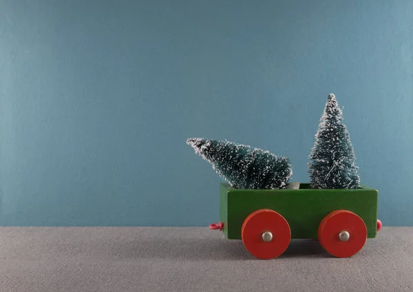 Рождественская открытка с автомобилем и деревьями — стоковое фото