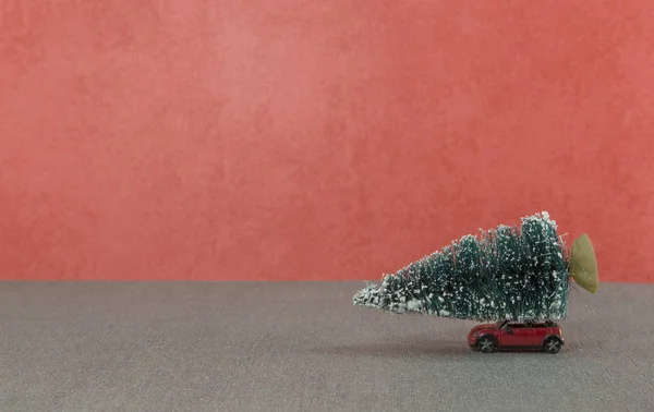 Маленький автомобиль, получающий рождественскую елку — стоковое фото