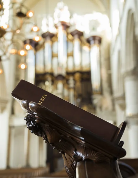 Bibel i en kyrka i holland — Stockfoto