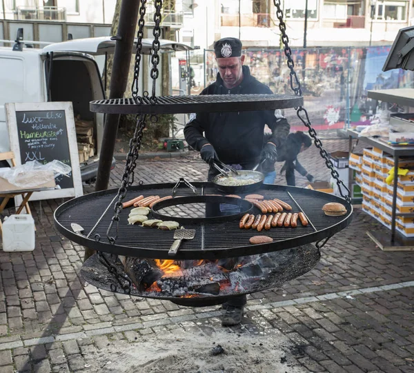 Homme faisant de la nourriture sur le barbecue — Photo