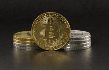 bitcoin ve litecoin siyah arka plan üzerine