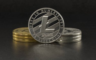 litecoin ve bitcoin siyah arka plan üzerine
