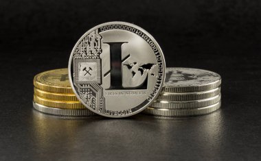 litecoin ve bitcoin siyah arka plan üzerine