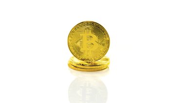 beyaz zemin üzerinde üç bitcoins