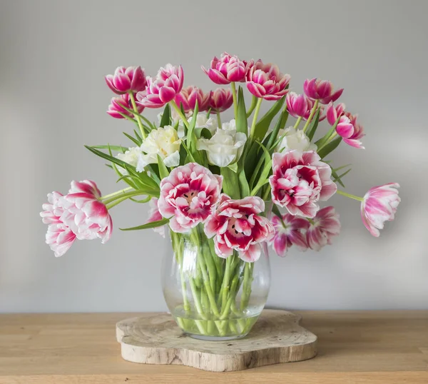 Vaas met dubbel Hollands tulpen — Stockfoto