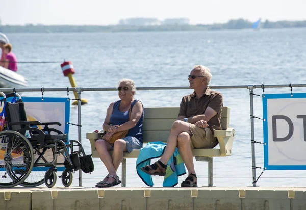 Cuplu mai în vârstă relaxați-vă la linia de apă — Fotografie, imagine de stoc