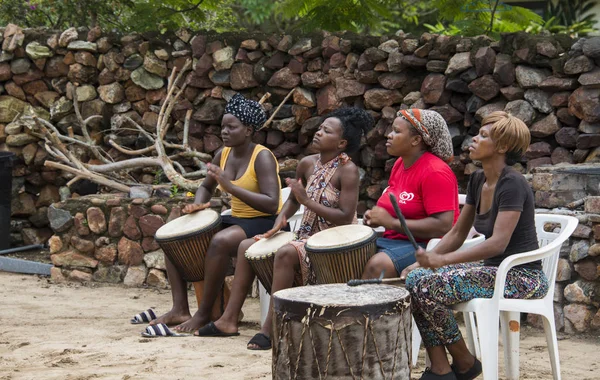 Africká žena s bongo bubny — Stock fotografie