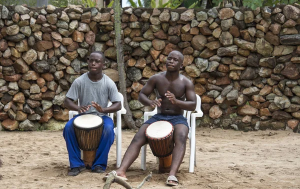 Homme africain avec les tambours bongo — Photo