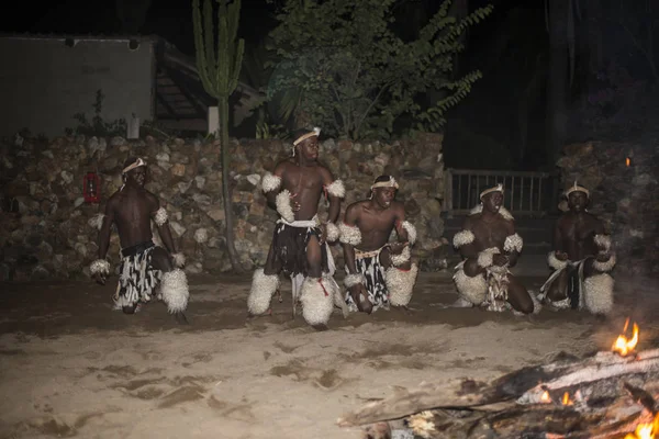 Afrikanischer Mann tanzt in traditionellen Trachten — Stockfoto