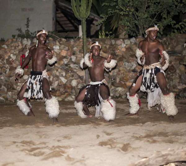 Afrikansk man dansar i traditionella dräkter — Stockfoto