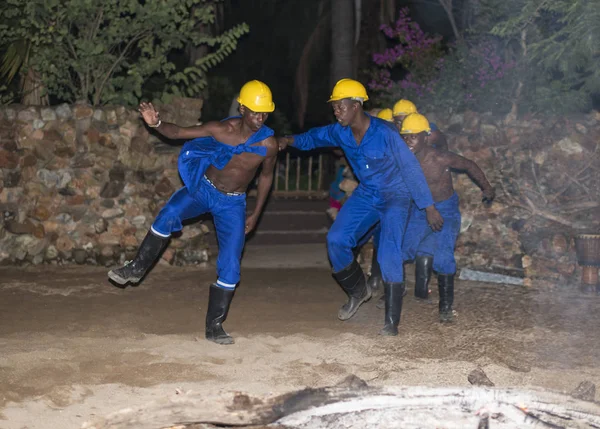 Homem africano dançando como cuidadores escravos — Fotografia de Stock