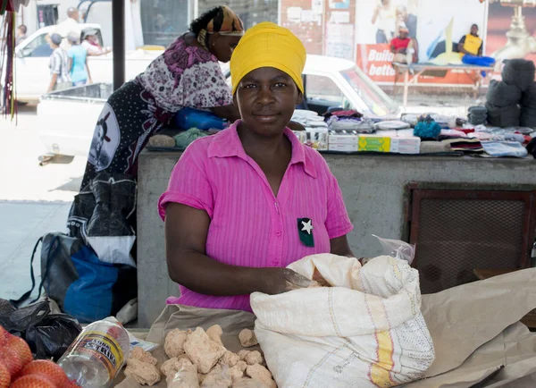 Aornhoek Marktfrau verkauft Steine — Stockfoto