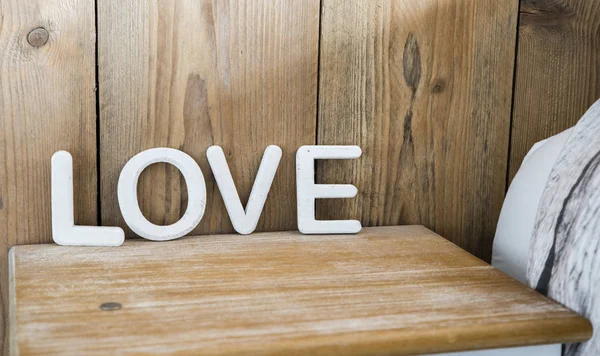 Cartas de amor de madeira na mesa de cabeceira — Fotografia de Stock