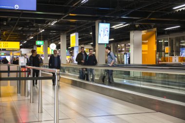 insanlar havaalanında açılan kapı yürüyüş