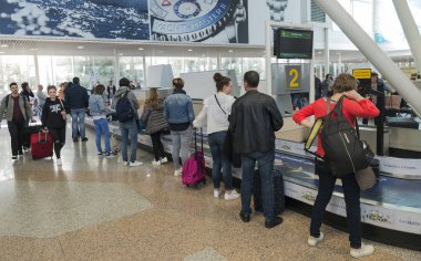 Havaalanı Bagaj için bekleyen yolcular