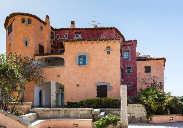 イタリア サルデーニャ島 夏に金持ちで有名な旅行の彼らの排他的な休暇のための場所のポルト チェルボの典型的なイタリア建築 — ストック写真