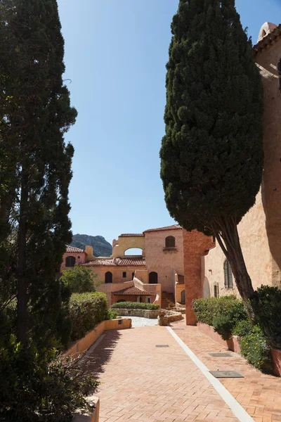 イタリア サルデーニャ島 夏に金持ちで有名な旅行の彼らの排他的な休暇のための場所のポルト チェルボの中心部に典型的なイタリア建築 — ストック写真