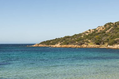 Sardunya 'nın kuzey doğu kıyısında mavi okyanus ve güzel doğa.