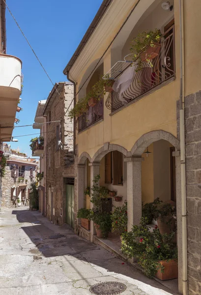 Typiska små italienska street på Sardinien — Stockfoto