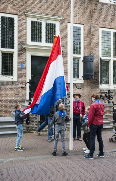 Hoisting of the dutch flag — Stock Photo, Image