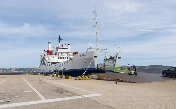 El ferry de Palau a la isla de Maddalena — Foto de Stock