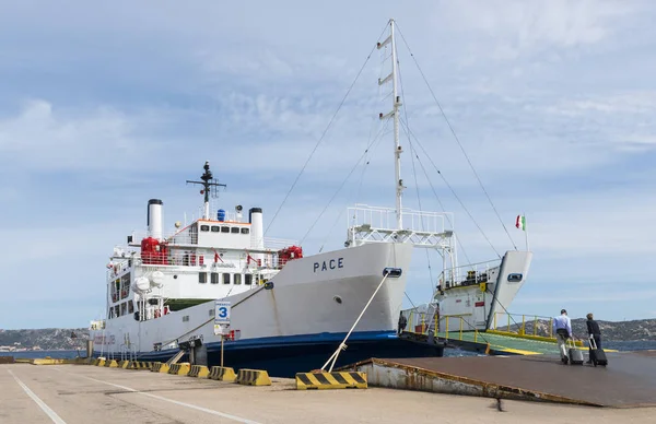 De veerboot van Palau naar maddalena eiland — Stockfoto