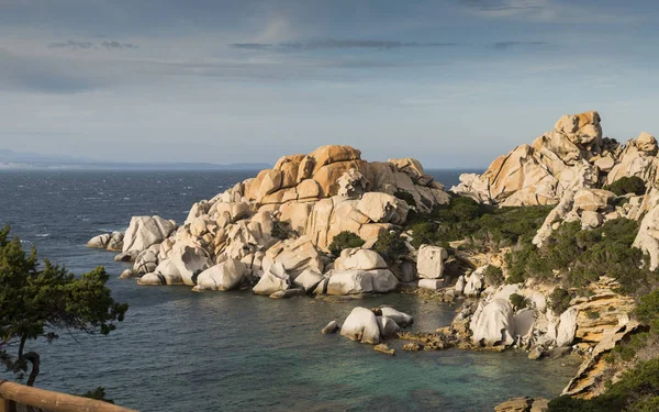 Rocas y mar en palua en la isla de Cerdeña — Foto de Stock