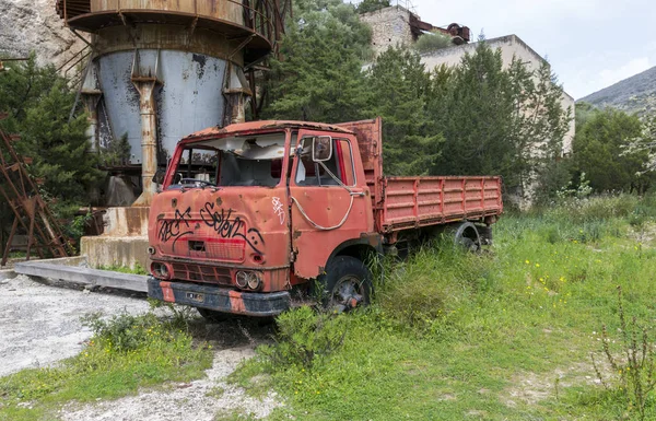 Old abandonned red car in old mine on sardinia island — Stock Photo, Image