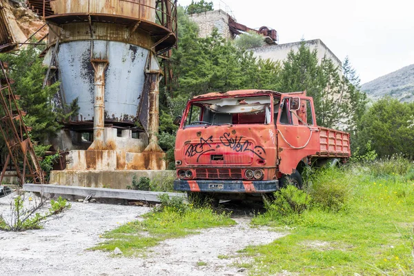 Staré ustupuje červené auto ve starých důl na ostrově Sardinie — Stock fotografie