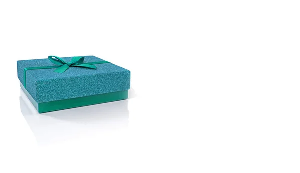 Scatola regalo blu isolata su bianco — Foto Stock