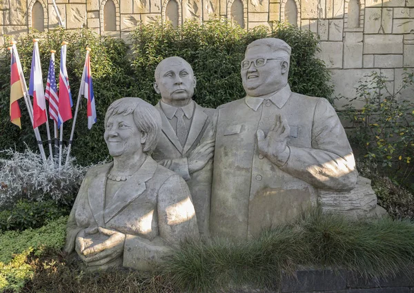 Vladimir Poetin, Angela Merkel ve Kim Jong-un ile birlikte kum heykelinde. — Stok fotoğraf