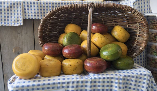 Diversi pezzi di formaggio olandese — Foto Stock