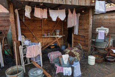 Çamaşırları dışarıda yıkamak için klasik bir yöntem.