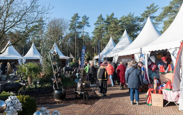 Зимняя ярмарка в Голландии с ларьками — стоковое фото