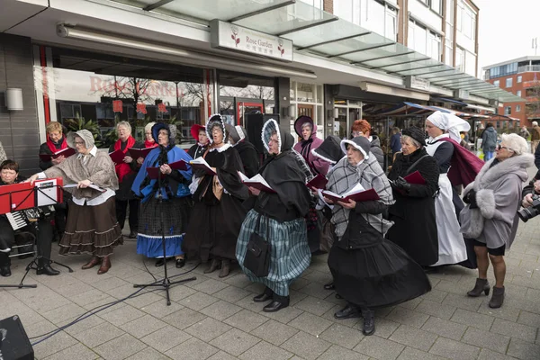 Koor van vrouwen in traditioneel kostuum zingen kerstliedjes — Stockfoto