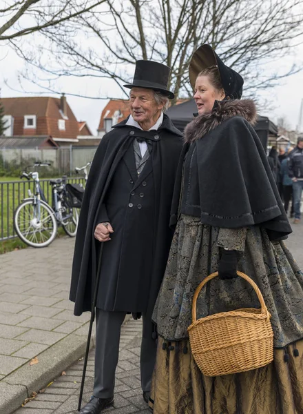 A couple of men and women in traditional costumes — Stock Photo, Image