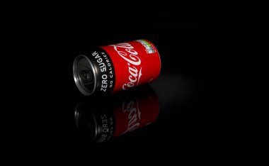 Siyah arkaplanda Coca Cola kutusu