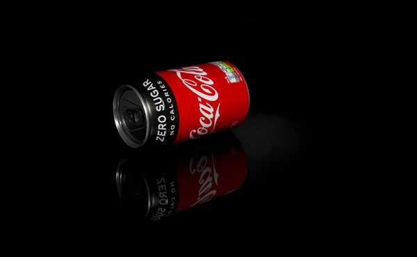 Siyah arkaplanda Coca Cola kutusu — Stok fotoğraf