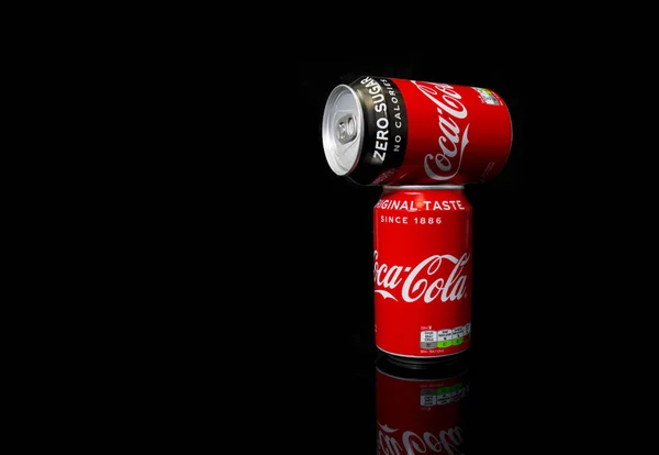 Duas lata de cola de coca no fundo preto — Fotografia de Stock