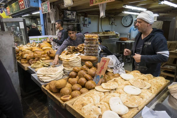 Mann verkauft Brot auf dem Markt im Souk in jerusalem — Stockfoto
