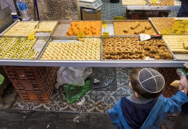 Niño con gorra en el mercado en el zoco de Jerusalén — Foto de Stock