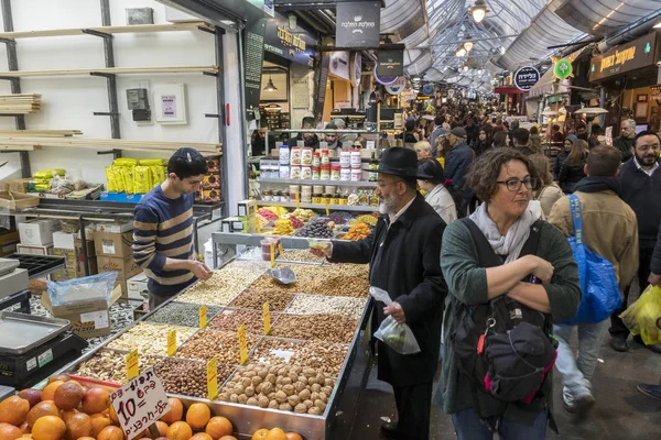 Menschen beim Einkaufen im Souk in jerusalem — Stockfoto