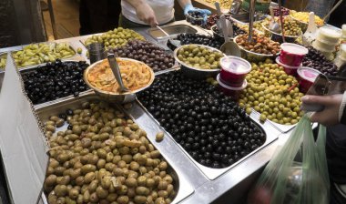 Pazar tezgahı zeytin satıyor