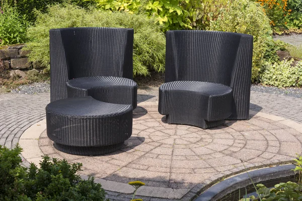 Terrasse mit Rattan-Relaxstühlen im Garten — Stockfoto