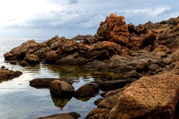 Isola Rossa köyü yakınlarındaki Sardinya 'da kırmızı kayalar. — Stok fotoğraf