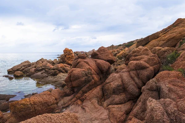 Rocas rojas en Cerdeña cerca del pueblo Isola Rossa — Foto de Stock